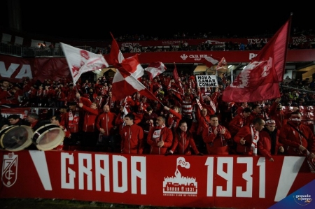 La afición rojiblanca podrá acompañar al Granada, en menor medida, por su andadura europea como local (JOSÉ M. BALDOMERO) La afición rojiblanca podrá acompañar al Granada, en menor medida, por su andadura europea como local (JOSÉ M. BALDOMERO)