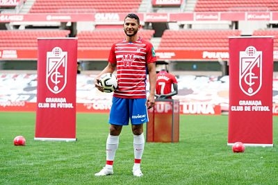 Luis Suárez posa con su nueva equipación (GCF)