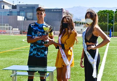 Dani Albiar, capitán del Almería B, posa con el trofeo junto a Luisa Malz y Ana Ros (M. PÉREZ / FC CUBILLAS) Dani Albiar, capitán del Almería B, posa con el trofeo junto a Luisa Malz y Ana Ros (M. PÉREZ / FC CUBILLAS)