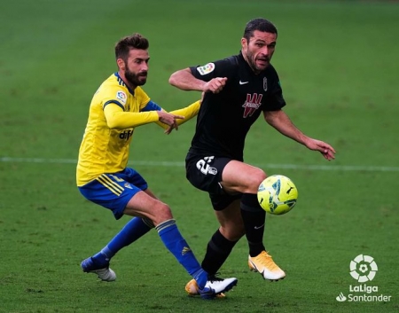 Jorge Molina se fajó con la defensa rival (LALIGA) 