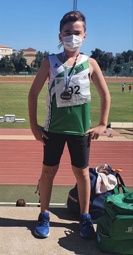 Eneko García posa con la medalla de bronce (JAG) 