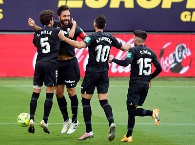 Los jugadores nazaríes celebran el gol de Germán (GCF) Los jugadores nazaríes celebran el gol de Germán (GCF)