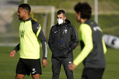 Diego Martínez observa a sus jugadores durante un entrenamiento reciente del Granada (GCF) Diego Martínez observa a sus jugadores durante un entrenamiento reciente del Granada (GCF)