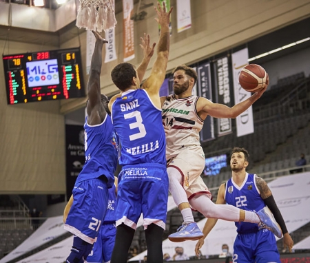Christian Díaz penetra a canasta en el encuentro ante Melilla (FERMÍN RODRÍGUEZ /FUNDACIÓN CB GRANADA) 