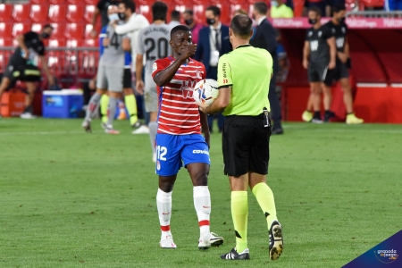 Ramon Azeez, al término del encuentro de la primera jornada ante el Athletic (JOSÉ M. BALDOMERO) Ramon Azeez, al término del encuentro de la primera jornada ante el Athletic (JOSÉ M. BALDOMERO)