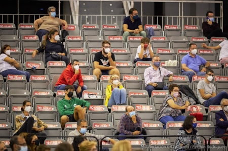 Público en el Palacio de los Deportes (FERMÍN RODRÍGUEZ / FUNDACIÓN CB GRANADA) 