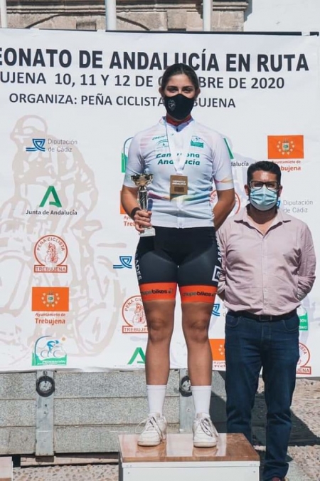 Celia Martín con el trofeo de campeona de Andalucía sub-23