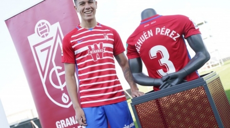 Nehuén Pérez portará el número 3 en su elástica rojiblanca horizontal (GCF)