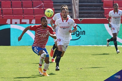 Yangel Herrera pelea un balón ante la mirada de Rakitc (JOSÉ M. BALDOMERO)