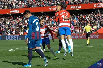 A pesar del gol de Machís, el Granada cayó ante el Levante en el `Nuevo Los Cármenes´ la campaña pasada (JOSÉ M. BALDOMERO)