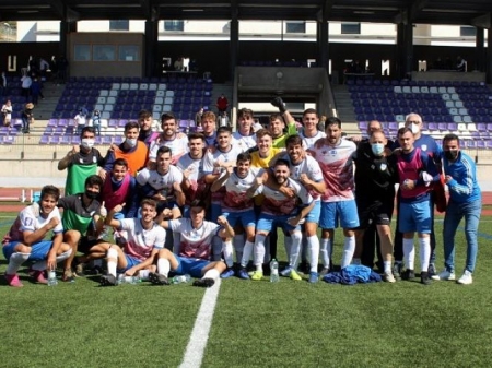 Jugadores, cuerpo técnico e integrantes del Loja, celebran la victoria ante el Jaén (MIGUEL JÁIMEZ) 