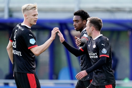 Mario Götze, a la derecha, es felicitado por sus nuevos compañeros durante el partido de ayer (PSV)