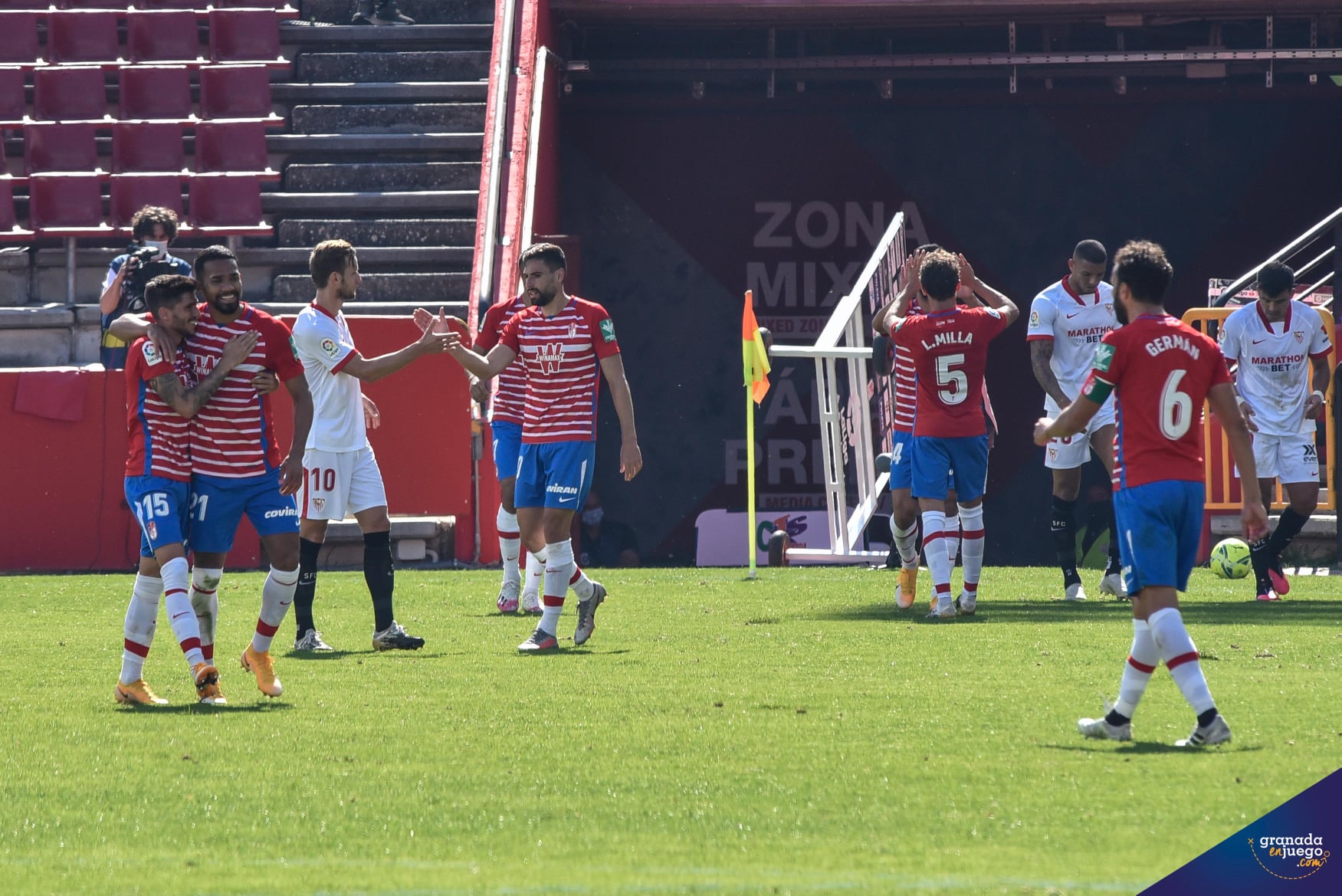 Los jugadores del Granada celebran la victoria ante el Sevilla al finalizar el partido (JOSÉ M. BALDOMERO) Los jugadores del Granada celebran la victoria ante el Sevilla al finalizar el partido (JOSÉ M. BALDOMERO)