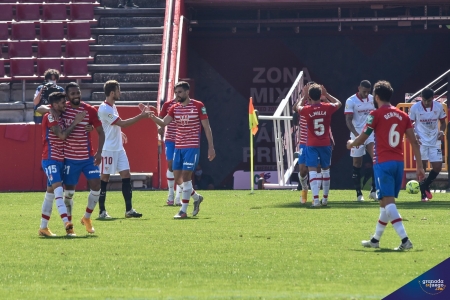 Los jugadores del Granada celebran la victoria ante el Sevilla al finalizar el partido (JOSÉ M. BALDOMERO)