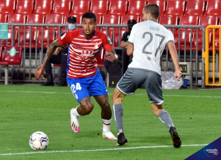 Kenedy encara a un jugador del Locomotive Tbilisi en el choque de `Los Cármenes` (J. M. BALDOMERO)