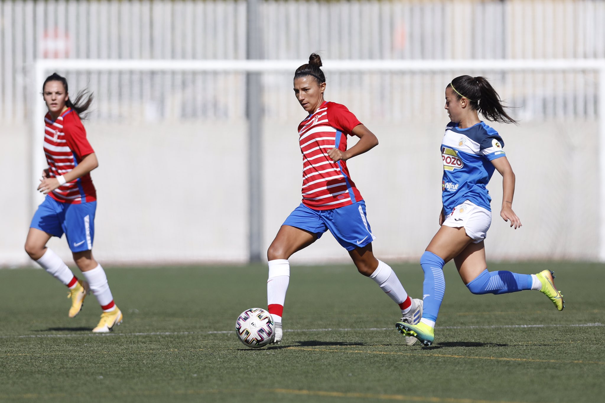 Pamela González, ante la mirada de Alba Pérez, durante el último choque de pretemporada ante el Alhama (GCF) Pamela González, ante la mirada de Alba Pérez, durante el último choque de pretemporada ante el Alhama (GCF)