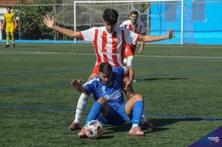 Luis Enrique protege el balón ante un jugador almeriense (JOSÉ M. BALDOMERO) 