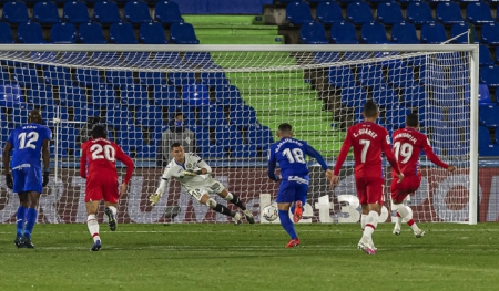 Momento en el que Montoro anota el penalti al filo del descanso (LALIGA)