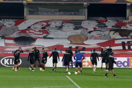 El PAOK se entrenó sobre el césped del `Nuevo Los Cármenes´ (JOSÉ VELASCO / GRJ)