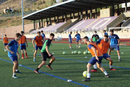 Los lojeños en un entrenamiento en el estadio Medina Lauxa (PACO CASTILLO)