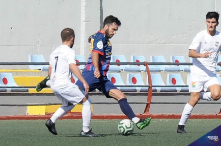 Rafa Muñoz dispara a portería (JOSÉ M. BALDOMERO) 