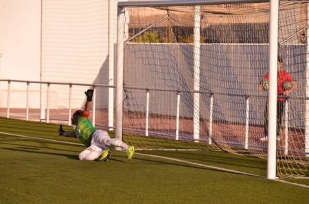 Rubén no pudo detener el penalti al Begijar (ARENAS DE ARMILLA) 