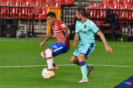 Machís encaró a Miramón antes de chutar para hacer el primero (JOSÉ M. BALDOMERO)