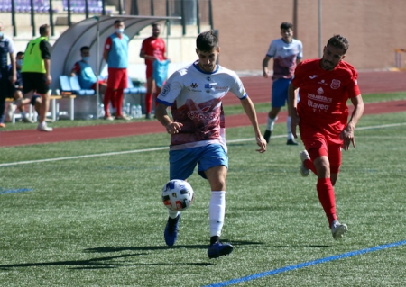Peso avanza con el balón perseguido por un jugador contrario (MIGUEL JAIMEZ) 