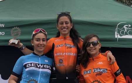 Las ciclistas otureñas en el podium (AYTO. OTURA) 