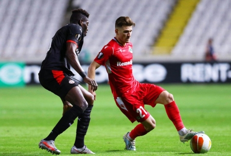 Lance del encuentro entre el Omonia Nicosia y el PSV en la última jornada de la fase de grupos (CYPRUS MAIL)