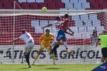 Momento en el que Yangel Herrera cabeceó para anotar el tanto de la victoria ante el Sevilla en LaLiga (JOSÉ M. BALDOMERO)
