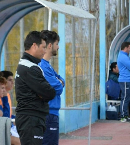 Añico, en primer plano, presentó su dimisión como entrenador del Guadix