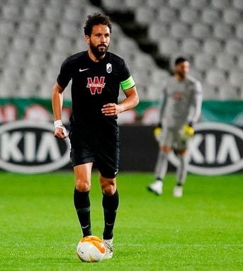 Germán Sánchez conduce la pelota durante el partido ante el Omonia Nicosia (GCF)