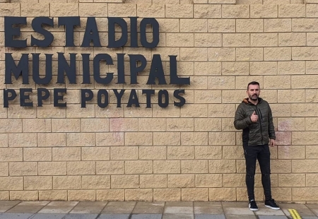 Juan Carlos García posa en la fachada del `Municipal de Guadix´ a su llegada a tierras accitanas (GUADIX CF)