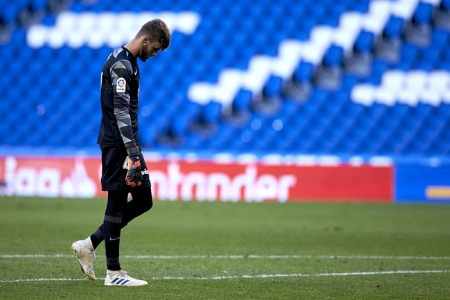 El guardameta Ángel, cabizbajo y fiel reflejo de lo vivido, fue el hombre más destacado del Granada en el `Reale Arena´ (LALIGA)