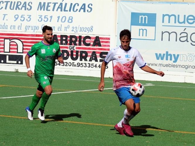 Álex Romero con el balón ante el alboloteño Fran Fernández en el partido de esta mañana (MIGUEL JÁIMEZ) Álex Romero con el balón ante el alboloteño Fran Fernández en el partido de esta mañana (MIGUEL JÁIMEZ)