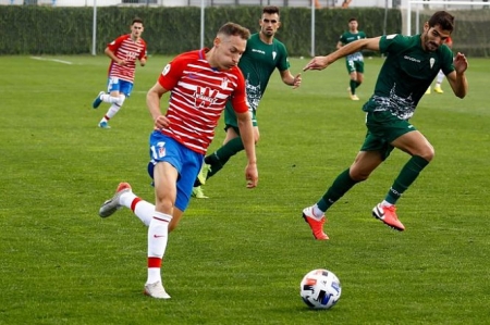 Migue García avanza con el balón en el encuentro ante el Córdoba (GRANADA CF)