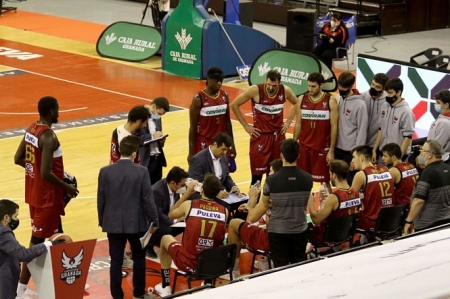 Pablo Pin da instrucciones durante un tiempo muerto (JOSÉ VELASCO) 