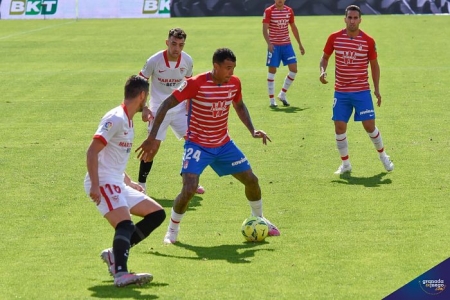 Kenedy, durante el encuentro frente al Sevilla en el `Nuevo Los Cármenes´ (JOSÉ M. BALDOMERO)
