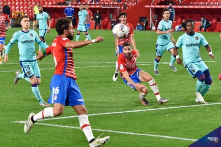 Lance del último encuentro en casa del Granada CF (JOSÉ M. BALDOMERO) Lance del último encuentro en casa del Granada CF (JOSÉ M. BALDOMERO)