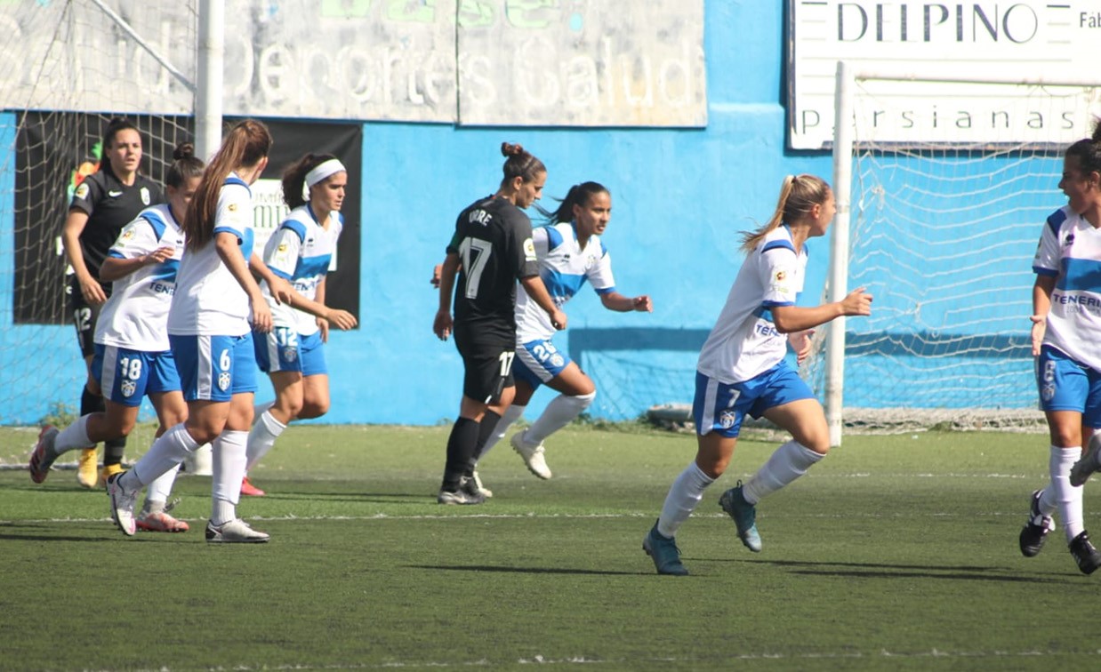 Las jugadoras del Tenerife, corriendo para volver a sacar de centro tras el primer gol de Ainhoa, ante la frustración de las granadinistas (UDG TENERIFE) Las jugadoras del Tenerife, corriendo para volver a sacar de centro tras el primer gol de Ainhoa, ante la frustración de las granadinistas (UDG TENERIFE)