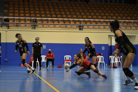Una jugadora atarfeña realiza una recepción (CDU ATARFE) 