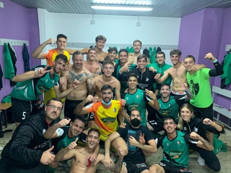 El Huétor Vega celebró la victoria en vestuarios (CD HUÉTOR VEGA) 
