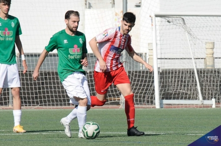 El jugador del Arenas, Manolo González presiona a Álex Ortega (JOSÉ M. BALDOMERO) 