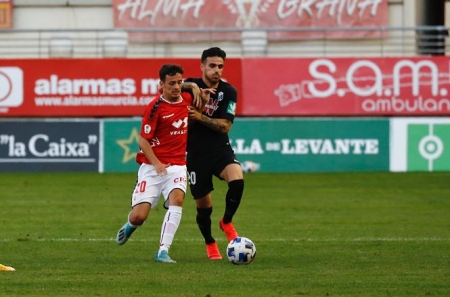 Diego Díaz pelea por el balón (GRANADA CF)