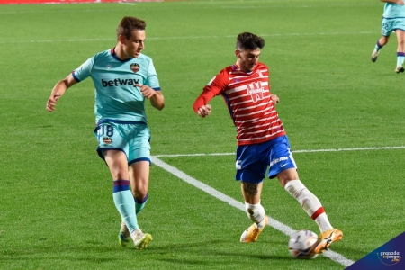 Carlos Neva, jugador del Granada CF, en el último encuentro en casa (JOSÉ M. BALDOMERO) Carlos Neva, jugador del Granada CF, en el último encuentro en casa (JOSÉ M. BALDOMERO)
