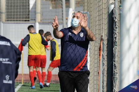 Manolo Rojas, durante su último partido con el Atarfe, donde cayó ante el Arenas (JOSÉ M. BALDOMERO)
