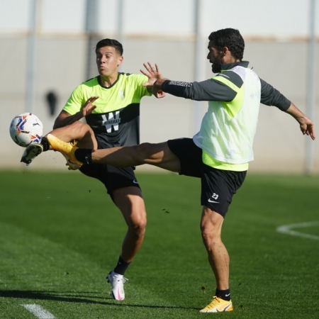 Nehuén Pérez y Jorge Molina, durante el entrenamiento matinal de hoy (PEPE VILLOSLADA / GCF)