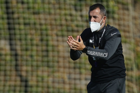 Diego Martínez volvió a dirigir al Granada esta semana después de superar el Coronavirus (PEPE VILLOSLADA / GCF)