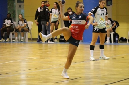 Helena Jiménez en un lanzamiento desde siete metros (DEPORTES UGR) 